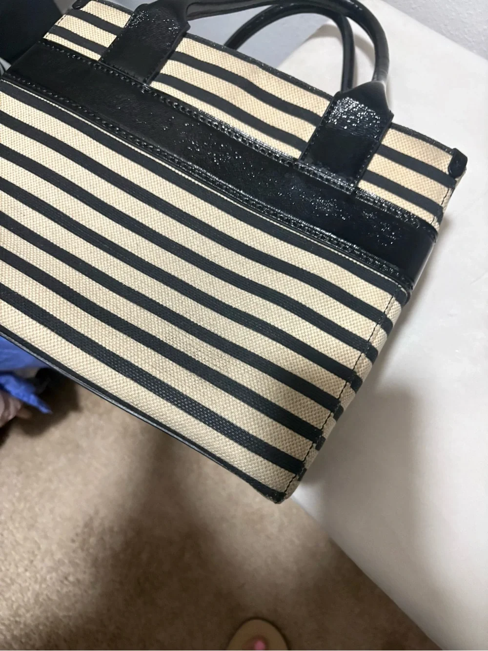 Kate Spade New York Quinn Villabella Fabric hand Bag black / natural striped